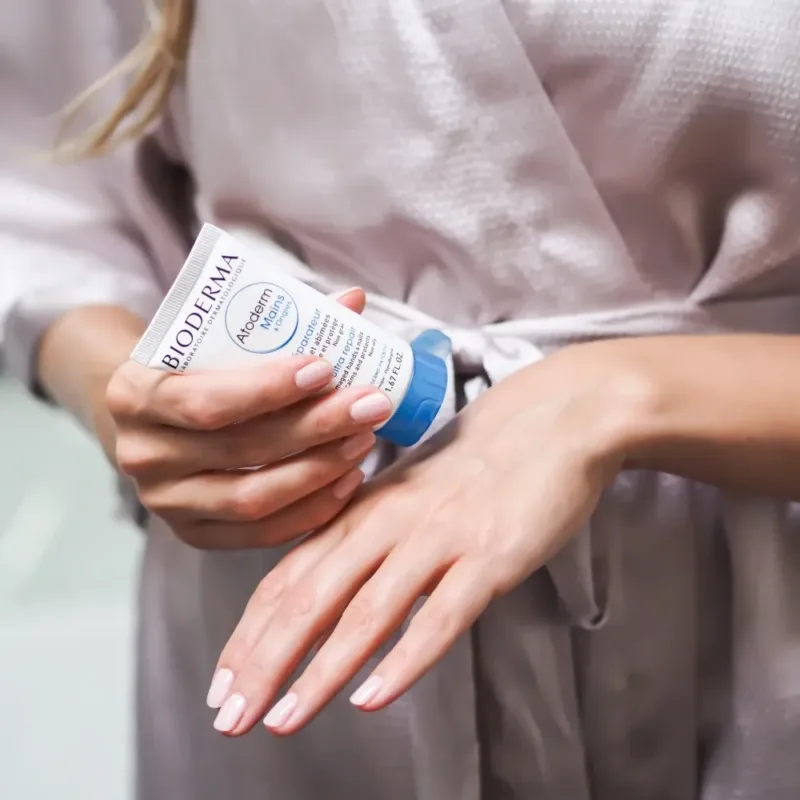 ⁦🧴 بيوديرما – أوتوديرم كريم تفتيح لليدين "Mains & Ongles" – 50 مل  Bioderma Atoderm Mains & Ongles Brightening Hand Cream – 50ml⁩ - الصورة ⁦2⁩